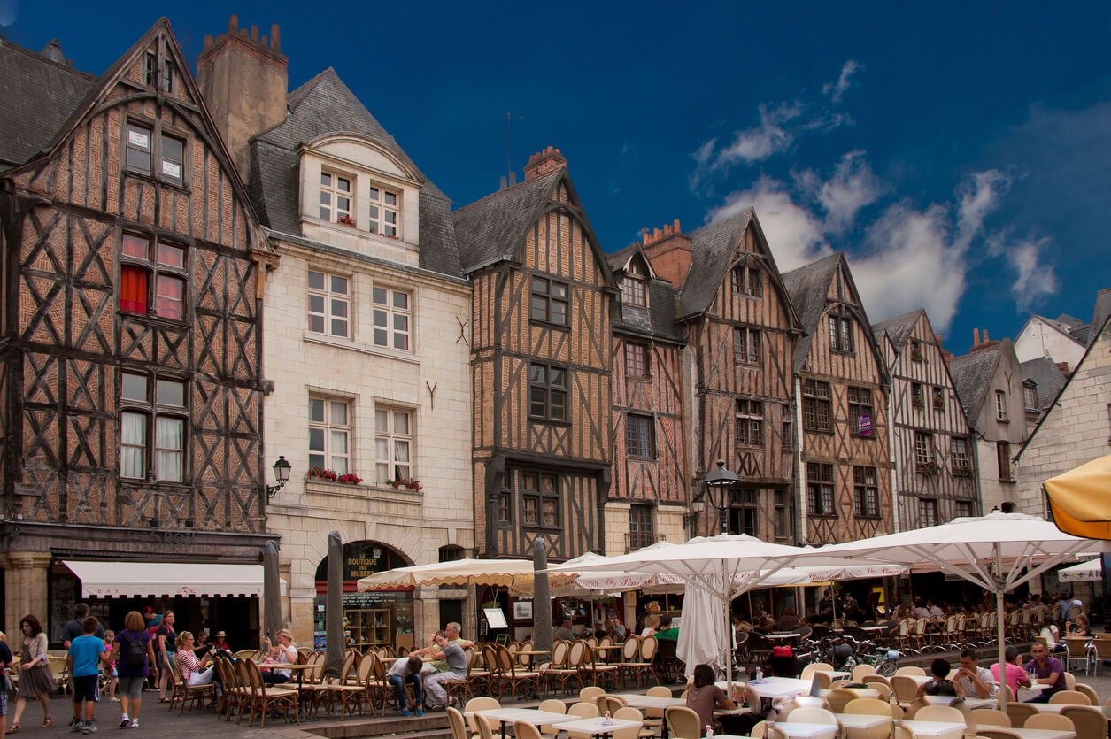 Tours : Place Plumereau dans le centre historique de Tours Tours : Place Plumereau dans le centre historique de Tours